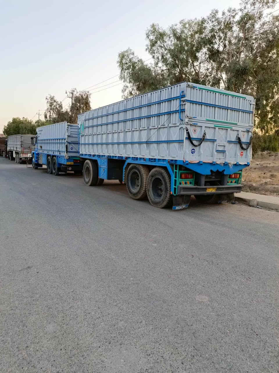 مقطورة لوري للبيع فصال جديد طول 7 ونص ارتفاع 185شاصي شرط دناكير مارسدس للأستفسار ***********.    ***********
