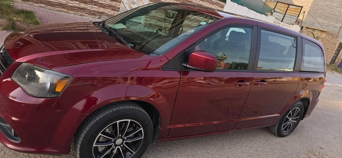 السلام عليكم
دوج كرفان 2018 se
من رخصه الادمن 

تحكم ستيرن 

3 قطع تبريد 

شاشه قلاب 

كراسي منفصل سياحي 
كرسي السائق كهرباء 
 رقم اربيل تحويل مباشر 
كامرة 
منافذ شحن امامي خلفي 
تحكم ستيرن 

تشغيل عن بعد 

تخم تاير جديد 

باتري وكاله جديد 

سيارة جاهزة و مصروف عليهة 
حادث جاملغ خلفي و طخه باب السايق السيارة بدون ايرباك 

السعر 148$ و بي مجال للشراي 

***********
