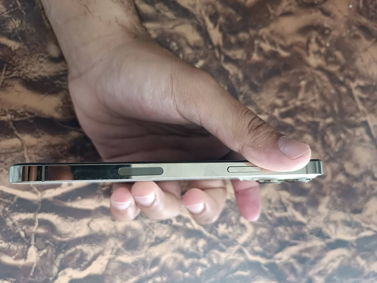 السلام عليكم
السلام عليكم 
ايفون 13 برو ماكس ذهبي نضيف كلش
بطارية 87 ذاكرة 256 بدون غراض 
بدلتة شاشة مو اصلية بالمشروع ومرات تعلگ وتلمض 
الباقي كلة مكفول من عدة الشاشة 
السعر 550 وبيه مجال للشراي 
مكاني كوت بيضاء 
***********
