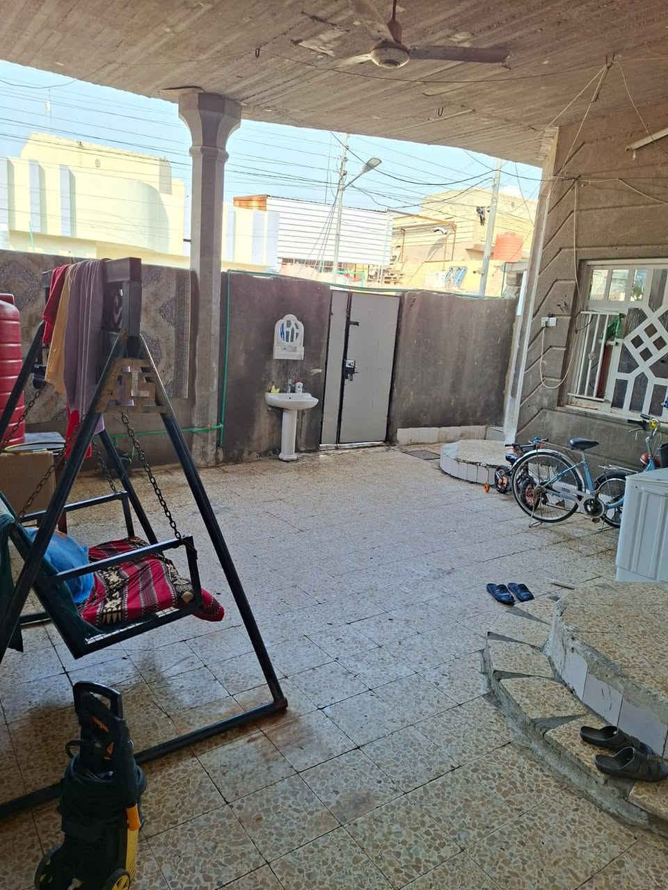 بيت للبيع طابق واحد يتكون
من كراج وديوانيه 6م
وصاله طول 6
وغرف نوم 2
ومطبخ وصحيات
وغرفة سندويج بنل ومخزن
البصرة /الحيانية /قرب مستوصف حي المربع
السعر 130 وبيه مجال قليل
وبيه طابو ، مساحته 150 م
والبيت بناء جديد صارله 8 سنوات
الاستفسار والاتصال : ***********
