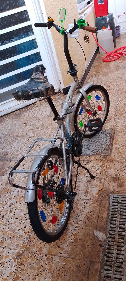 السلام عليكم بايسكل حجم 20للبيع تخم وياله تخم تاير زنجيل جديد مكينه جديده عكرب جديم مامصبوغ بلادي سعر 60 وبي مجال ***********
