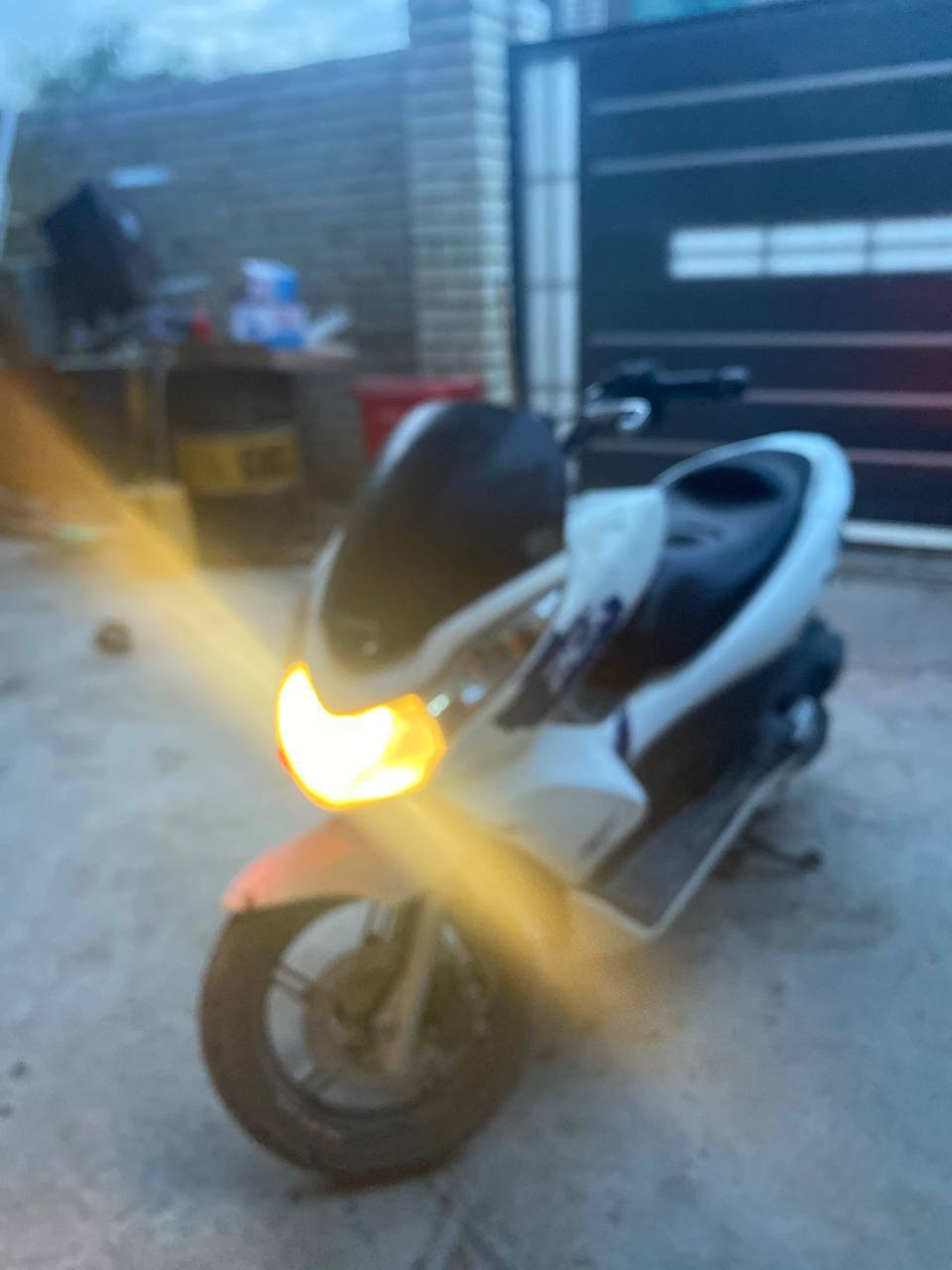 السلام عليكم دراجه pcx جيل اول ياباني JF الدراجه مكفوله كفر بلادي و مكينه ما مفتوحه توديه للفيتر ال يعجبك شلعه معدل نعومه تخبل الدراجه جديد بيه كم ملاحضه بيه بس تريشه نقص و الصندوق مكسور بس رقمي ***********  مكاني ديالى بعقوبه سعره بواحد و ميه و خمسين بيه مجال بصيط لله وكيك بسعر عدله 🖤
