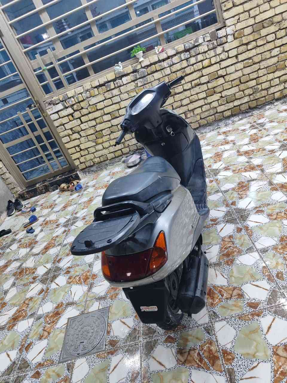 السلام عليكم دراجه سبيسي ياباني مكفولة شرط النعومه والشلعه والمعدل كفرات اصلية ابو الختم  قفل ستيرن قفل جنطه +جكمجه تخم تاير جديد اشاير لايت كله شغال دراجة اخت الرمبة شرط تفحص يله تأخذ السعر 900وبيها مجال مكاني كوت ***********
