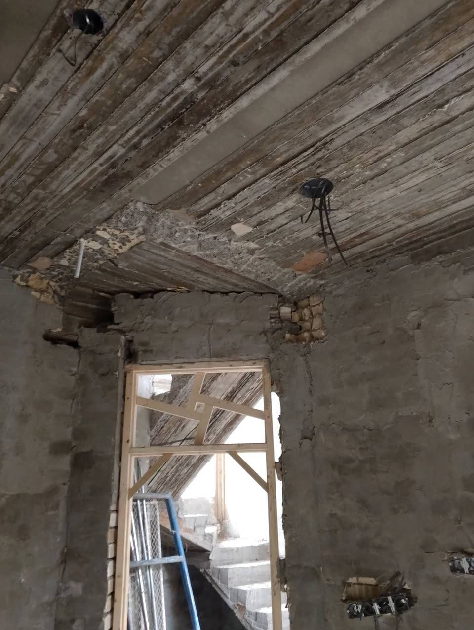 السلام عليكم كادر قص وتفليش الكونكريت رباطات ودرج قلع ارضية تكشير جدران اخوكم ابو علي ***********
