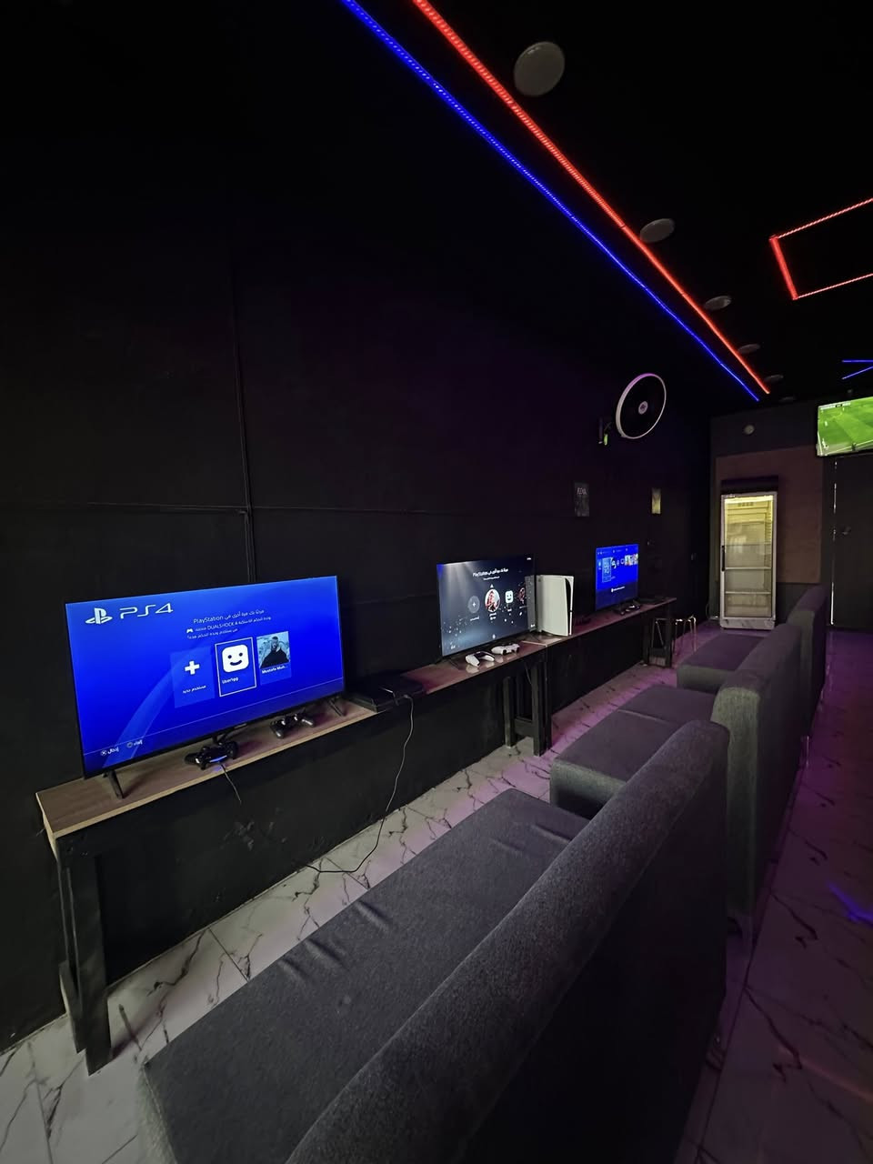 السلام عليكم 

#فرصة استثمارية وبسعر مناسب جداً 

صالة العاب الكترونيه جاهزة وبطابع بحديث 
متكاملة  من كل شيء اضافة انها تحتوي ؏ غرفه منفصله 
تكدر تستفاد منها في المستقبل 
القاعة مجهزة بشاشات جيدة جداً وبدقة 4k
وبأحدث الاجهزة الالكترونيه  اضافة الى سستم كامرات 
وسبلت كنتوري  يعني تجي تستلم جاهز

        سبب البيع
( لعدم التفرغ التام لها )
للتواصل و الاستفسار ؏ الرقم الاتي :-

***********
