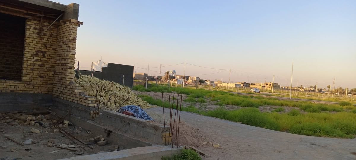 قطعه للبيع طابو زراعي المساحة 400م العنوان الحمزة الغربي خلف مطعم تاج محل مجمع بيت عدنان الواجه 20والنزال 20م الاستفسار الاتصال على الرقم *********** يوجد فيها خدمات ماء وكهرباء وتبليط
