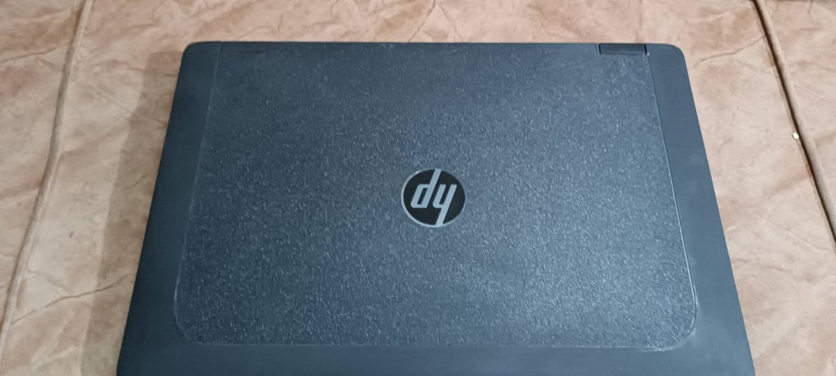 السلام عليكم ورحمة الله
المواصفات التقنية:

​المعالج: Intel Core i7-4800MQ (أداء عالي 4 أنوية / 8 مسارات)

​الذاكرة (RAM): بحجم 16GB (قطعتين 8+8) DDR3 Dual Channel

​كارت الشاشة: Nvidia Quadro K1100M 2GB

​التخزين (الهارد): SSD 256GB (سريع جداً بالإقلاع والتشغيل)

​الشاشة: 15.6 بوصة بدقة Full HD (1920×1080) بتردد 60Hz

​المشغل: قارئ أقراص DVD

​🔌 المنافذ:

​4 منافذ USB

​منفذ إنترنت Ethernet Port

​منفذ شاشات DisplayPort + منفذ VGA

​🌟 الإضافات والنظافة:

​🔋 البطارية: جديدة تماماً بنسبة صحة 100%.

​🌡️ التبريد: مغير حديثاً بأقوى معجون حراري MX-6 (الحرارة مستقرة تماماً).

​🎁 الملحقات: الشاحن الأصلي + جنطة هدية.

​💰 السعر:

​225 ألف دينار عراقي (وبي مجال قليل كلش)

للتواصل مراسله الصفحه


**إذا كنت صاحب هذا الإعلان وتريد حذفه لأي سبب، رجاءا أرسل رسالة إلى الدعم الفني**