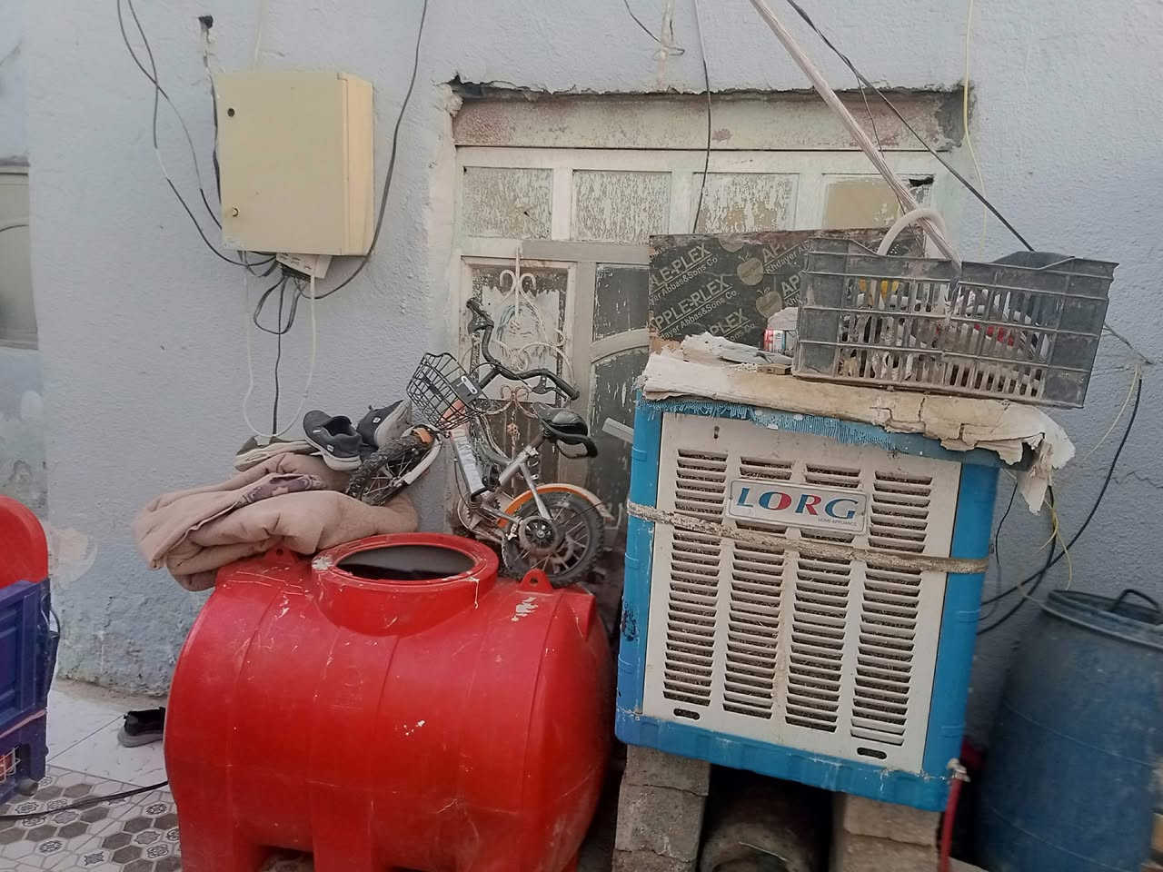 بيت مساحه 200م قرار 25 كامل خدمات  غرفتين وصاله وبراني ومطبح وغرفه سويت وبابين على شارعين مقابل مجمعات الي بشارع الفؤادين السعر اتصل على هذا الرقم *********** البيت مناسب
