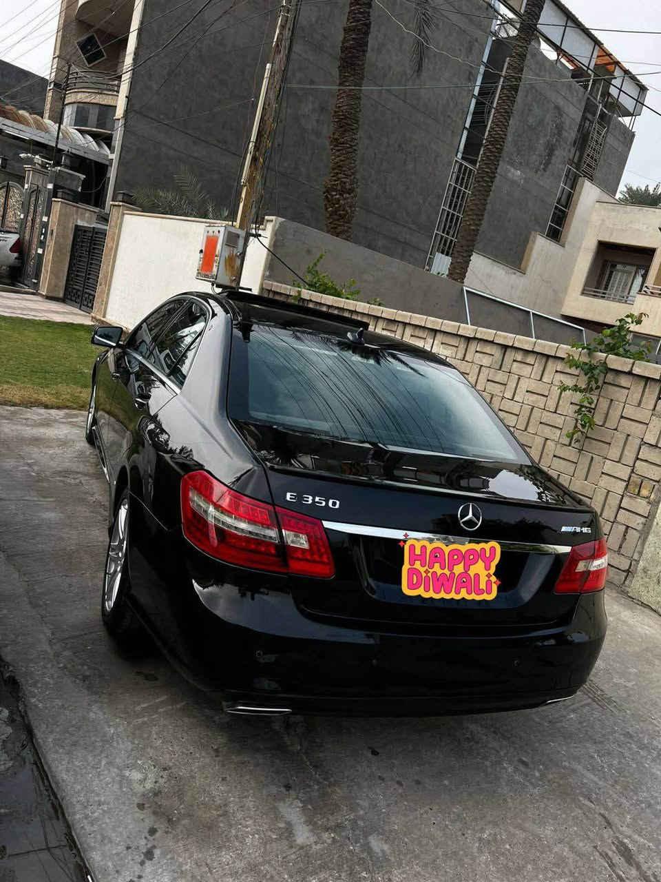 مرسيدس E350 
موديل 2012 
رقم صلاح الدين 
السياره فول
داخل اسود 
فتحه
تحكمات 
كت وويل 18 AMG
السياره جديده جدآ من الداخل والخارج
ومصروف عليهة هوايه
بيها قطعتين صبغ الجاملخ الامامي والخلفي جهه اليمين اثر جراد
مكاني بغداد 
السعر 185 وبيهة مجال
*********** بغداد, العراق
