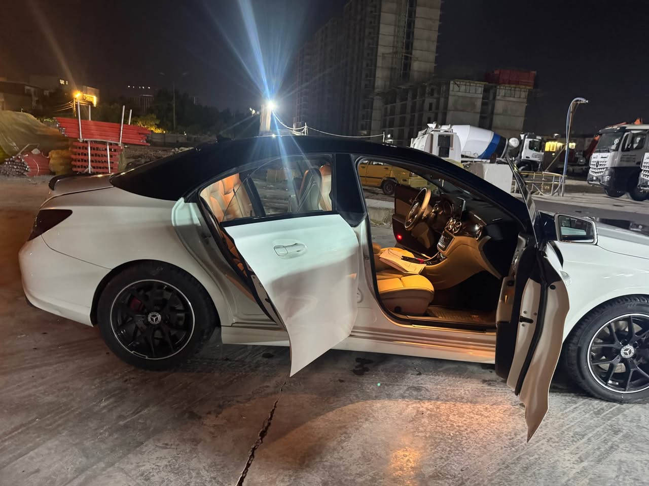 السلام عليكم شبابنا الطيبين مرسيدس شبابيه CLA250 فورماتك موديل 2018  ماشيه 108 الف كم رقم اربيل هزه وفحص صالح لغاية شهر الثامن سنويه جديده باسمي تحويل مباشر  مواصفات فوول ميحتاج اكتبلك جريده  فوول السياره محرك 2000T  وارد داخله كليين للعراق هنا صار بيهه صبغ باب وجاملغ خلفي ايمن اثر شخط بدون  دواخل  السياره جاهزه   كير محرك تبريد كله جديد بيع او مراوس حسب القناعه والسعر المطلوب 150$ ومكانه بغداد حي العدل  واي استفسار ثاني *********** بغداد, العراق

