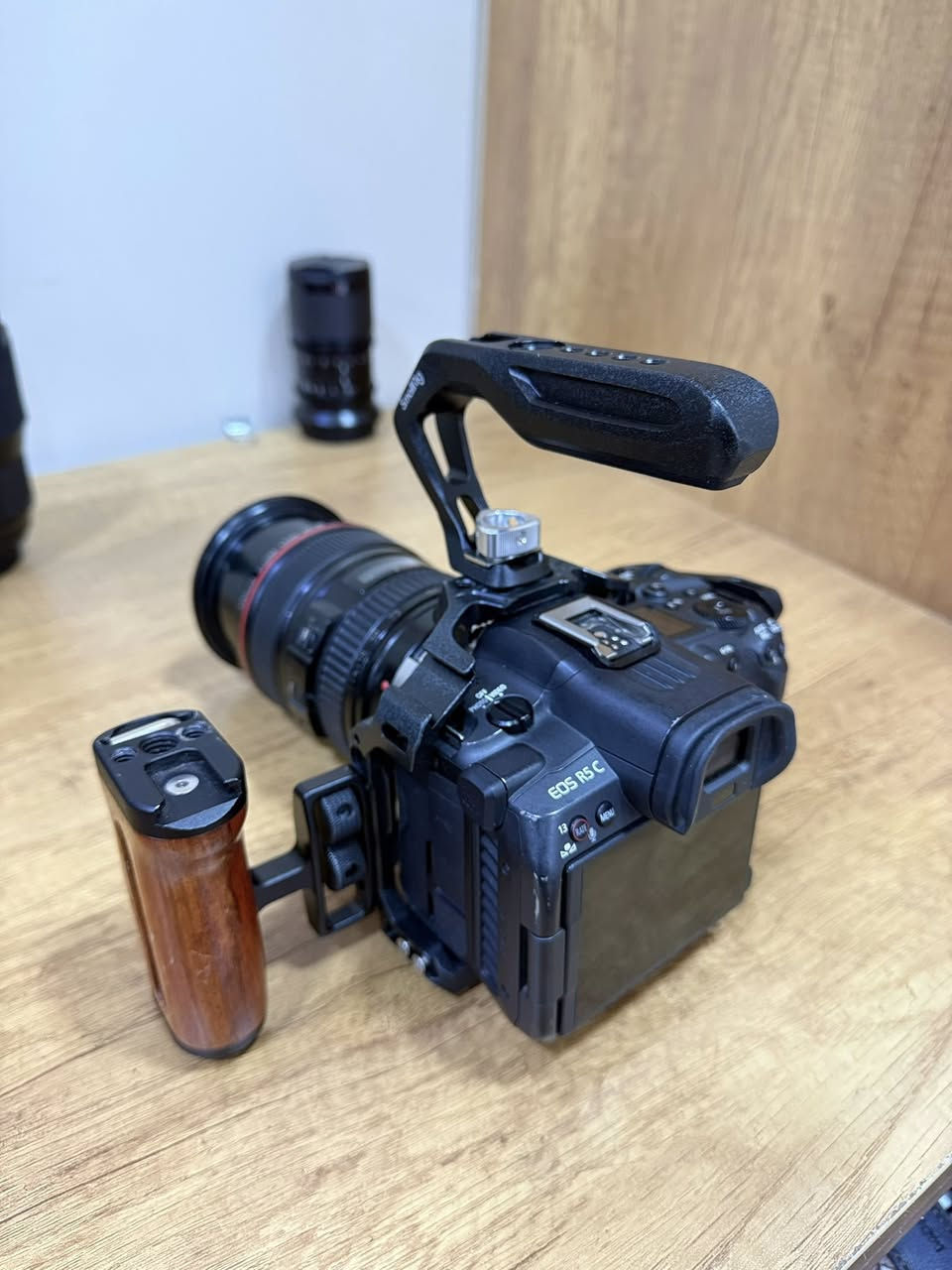 R5c smallRig with Top handle
45Mg ,8k 60fps raw full cinematic system
Adapter speedboster and normal ef-rf
Lens 
24-105 f4
15-30 f2.8
135 f1.8
Sd512G , Cf type B 256G
***********
