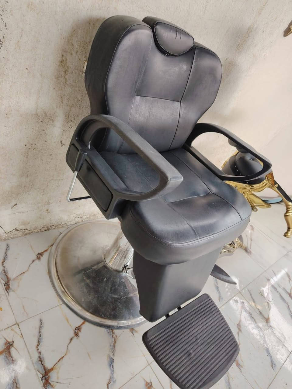 كرسي حلاقة للبيع ونظيف وشغال مكان بابل مدينه القاسم //*********** //***********
