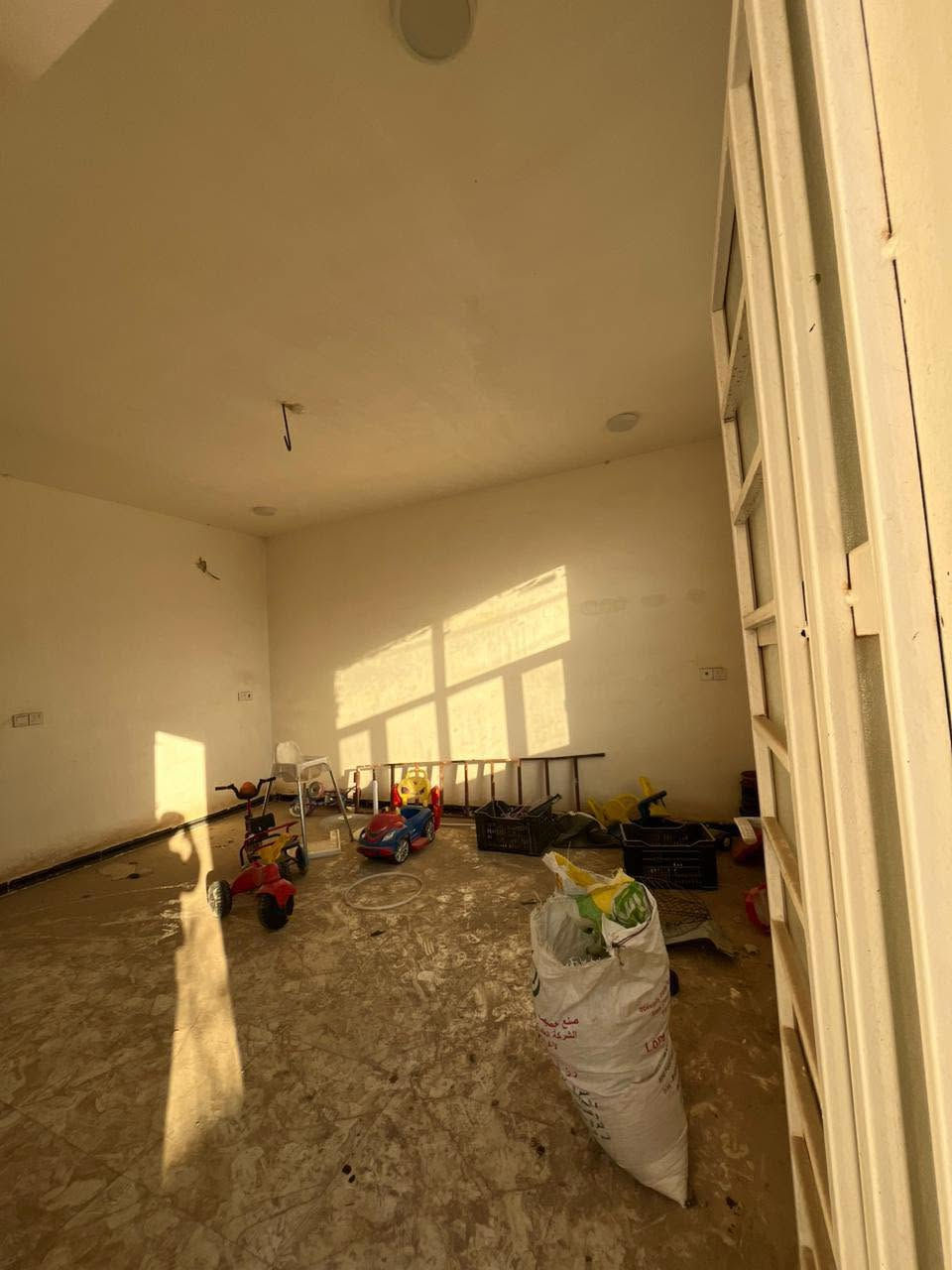 🏠دار للأيجار 🏠.           

📍في ابي غرق  مجمع الصفوة السكني 

المساحة 200م 
(غرفتين /صاله  /صحيات  داخليه وخارجية /وهول /ومطبخ /مناور /كراج /حديقة )

(الدار غير مسكون سابقاً)

————————————————-
للاستفسار مراسلة الصفحه 
او الاتصال على الارقام 
 0️⃣7️⃣7️⃣2️⃣6️⃣9️⃣9️⃣8️⃣2️⃣9️⃣2️⃣
                   سيد محمد الحلو 
 0️⃣7️⃣8️⃣1️⃣0️⃣8️⃣4️⃣8️⃣3️⃣0️⃣3️⃣
———————————————— 
                
                     القلم للعقار
📍 عنوان المكتب - ابي غرق - حي الحسين - قرب مشروع الماء


**إذا كنت صاحب هذا الإعلان وتريد حذفه لأي سبب، رجاءا أرسل رسالة إلى الدعم الفني**