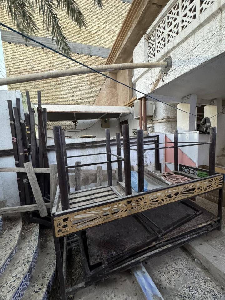 السلام عليكم اخواني الاعزاء هاي تكية خدمية كاملة حديدهة والجادر والميازة كله تفصال وشغل درجة اولى يعني كبل تنصب كلشي جاهز بيهة اقواسهة وشغلهة كله ممتاز ابيعهة كلهة تقريبا عرضهة بال5 امتار وفوق 
ونزال 3 امتار وجادرهة موجود وهذا رقمي مكاني ميسان العمارة ***********
