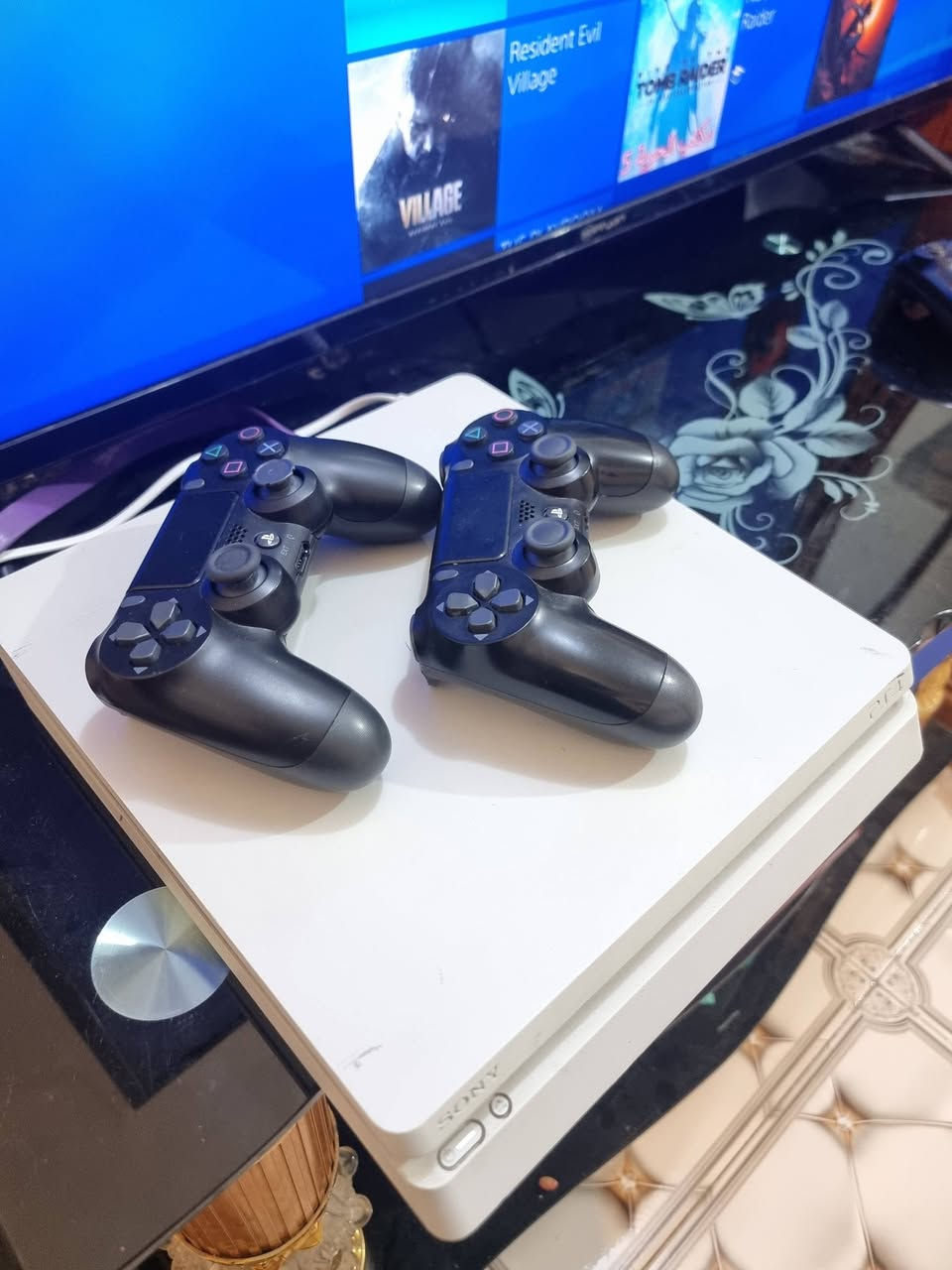 بلي 4 سلم باندل لون ابيض 
مهكر نظام 9.00 بدون فلاش او قرص 
ذاكره 500 GB جهاز نضيف جدا
 لا مفتوح ولا مصلح كامل ملحقات بدون نقص 
جويستكات عدد 3 يحتوي على 12 لعبه
عنوان بغداد الشعب للاتصال او واتساب 
***********
