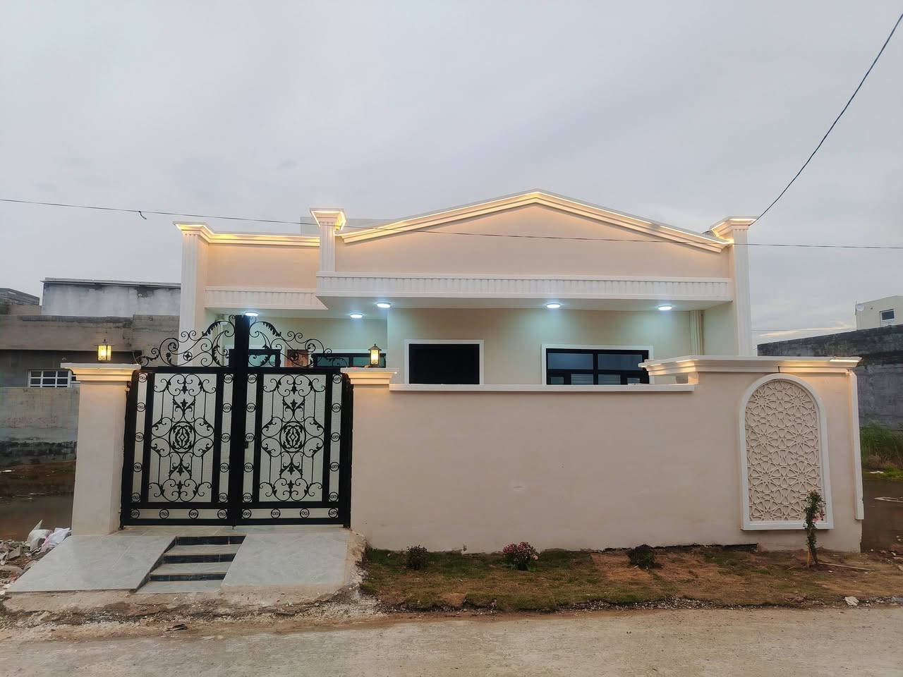 🔥 فرصة مميزة – دار حديثة للبيع (جاهزة للسكن فوراً)
الموقع بعقوبة تقاطع القدس دور الزراعة الثالثة 
📐 المساحة: 170 متر
📏 الواجهة: 10 متر نزال 17 متر
🏠 طابق واحد
✨ التفاصيل الداخلية:
كراج سيارة 🚗
صالة واسعة ومريحة
 استقبال أنيقة
مطبخ عملي
غرفتين نوم ،، بيتونة
دورة مياه داخل خارج داخلية وخارجية
🏗️ مواصفات البناء والتشطيب:
بناء حديث بمواد عالية الجودة
أرضيات بورسلين فاخرة (نقوش مغربية)
ديكورات جص وبورك
واجهة ملكي فوم تركي ✨
أبواب قاصة خارجية مقاومة للرطوبة
⚡ الخدمات متكاملة:
ماء مجاري تبليط كهرباء

💰 السعر: عند الاتصال او على الخاص 

📞*********** _ ***********
مكتب الجزيرة لبيع وشراء الأراضي والدور السكنية
