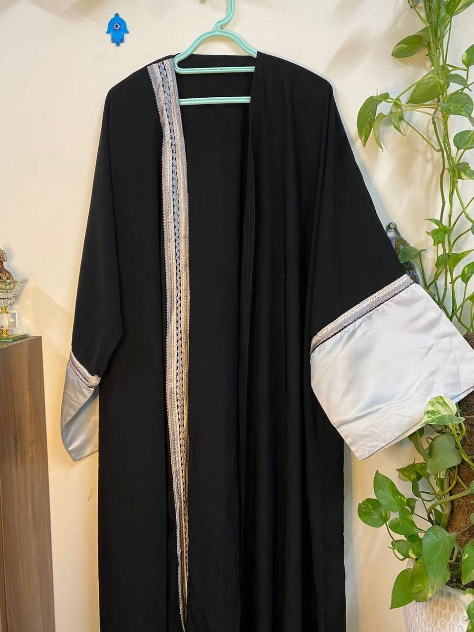 مساء الخير حبايب 🌷
وصلت وجبة عباية خليجي 🖤
خامة ونزاكة وراقيات 😍 
الحجز ع خاص📩
 هاي جزء من البضاعة ✅️


**إذا كنت صاحب هذا الإعلان وتريد حذفه لأي سبب، رجاءا أرسل رسالة إلى الدعم الفني**