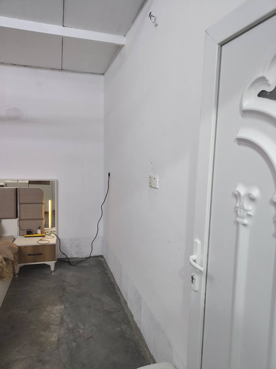 مشتمل للبيع 100 متر ماليه حزيران قرب جامع الرحمن الرحيم المساحه المبنيه من القطعه غرفه نوم 4*4 صحيات مطبخ هول والاستقبال بس اساس السعر 25 بي مجال قليل ***********
