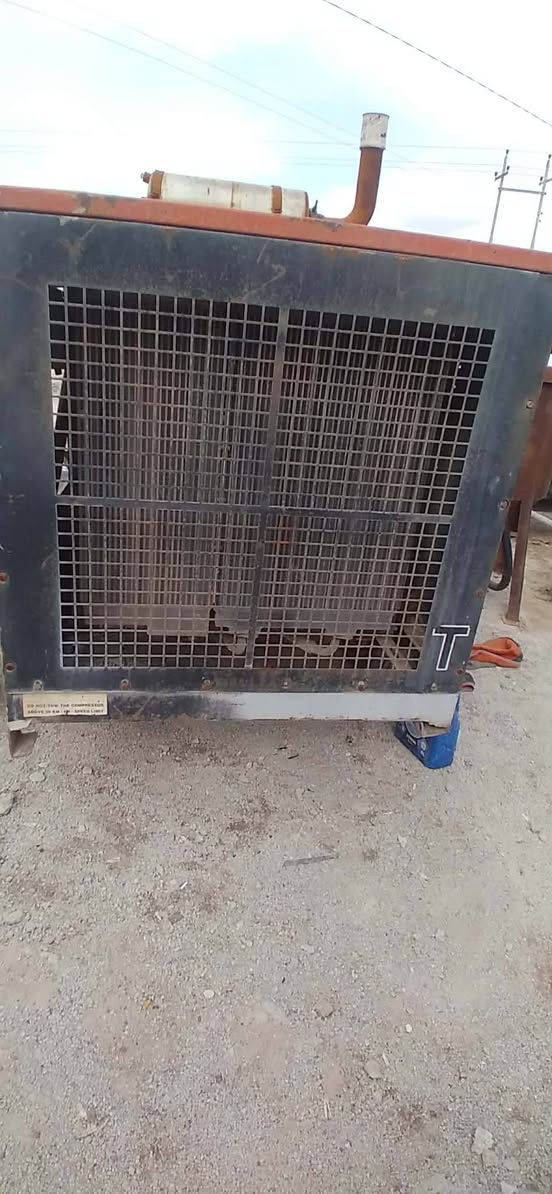 السلام عليكم ورحمه الله عندي مكينه. كمينز  ELGI الموديل 2007 نظيف ويا معدات الرمل ويا كمبريسر هواء كامل مكمل السعر 45 وبه مجال جدا التواصل على الرقم *********** وعلى واتساب موجود بارك الله في الجميع
