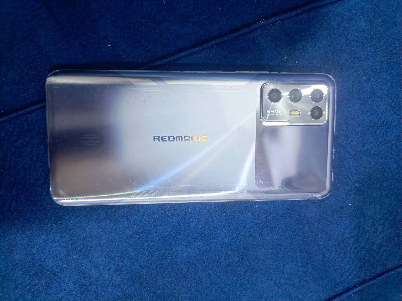 مواصفات Red Magic 6 Racing (المخصص للألعاب)  ببجي 90fps واذا HDR 60fps
⚡ الأداء والمعالج
​المعالج: Qualcomm Snapdragon 888 (بتقنية 5 نانومتر) - معالج قوي جداً لتشغيل أقوى الألعاب بسلاسة تامة.
​معالج الرسوميات: Adreno 660.
​دعم الشبكات: يدعم شبكات الجيل الخامس 5G.
​📺 الشاشة
​النوع: AMOLED تدعم 1 مليار لون.
​الحجم: 6.67 بوصة بدقة FHD+.
​معدل التحديث: 144Hz (استجابة فائقة السرعة وسلاسة عالية في الألعاب).
​حماية الشاشة: طبقة زجاج Corning Gorilla Glass 5.
​📸 الكاميرات
​الكاميرا الخلفية (رباعية):
​الأساسية: 64 ميجابكسل.
​زاوية واسعة: 8 ميجابكسل.
​ماكرو: 5 ميجابكسل.
​عزل (عمق): 2 ميجابكسل.
​تصوير الفيديو: يدعم التصوير بدقة 4K و 8K.
​الكاميرا الأمامية: 16 ميجابكسل.
​🎮 ميزات إضافية للألعاب
​أزرار كتف هيدروليكية (Built-in shoulder triggers): تعمل باللمس بسرعة استجابة 400Hz لتمنحك تحكماً أفضل في ألعاب الباتل رويال (مثل ببجي وفورتنايت).
​التصميم: يتميز بنحافة وخفة وزن مقارنة بهواتف الألعاب الأخرى (سمك 7.3 ملم فقط). مكاني حي الزهراء راسلني خاص السعر ومراوس عادي


**إذا كنت صاحب هذا الإعلان وتريد حذفه لأي سبب، رجاءا أرسل رسالة إلى الدعم الفني**