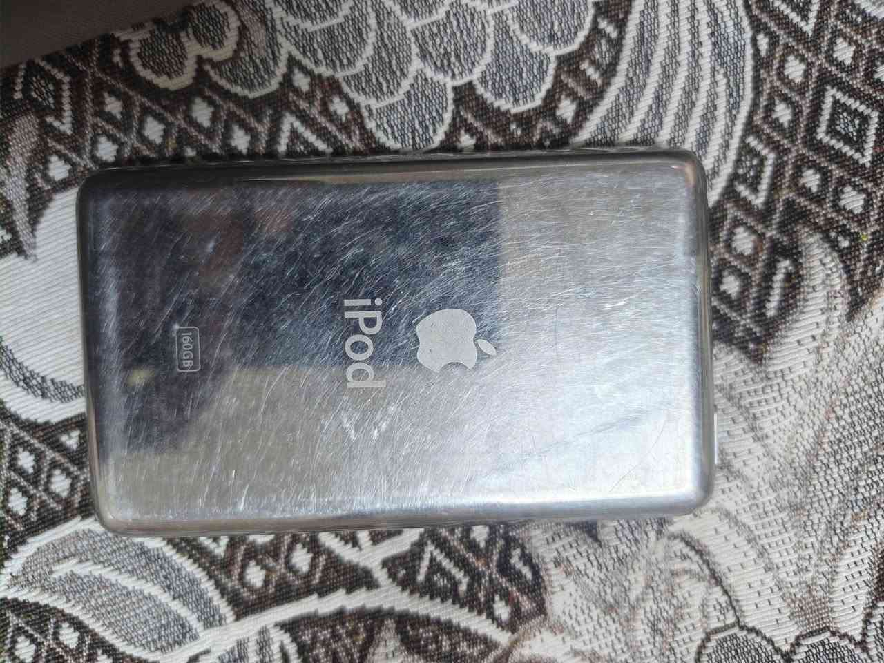 جهاز آي بود كلاسيك (iPod Classic) هو أحد أشهر مشغلات الوسائط من Apple [Wikipedia]. يتميز بتصميمه الأيقوني وعجلته الدوارة (Click Wheel) ومساحته التخزينية الضخمة التي وصلت إلى 160 جيجابايت. على الرغم من إيقاف إنتاجه رسمياً في عام 2014، إلا أنه لا يزال يحظى بشعبية كبيرة بين محبي الموسيقى وجامعي الأجهزة.
سعر 70,000 مع مجال 
***********
جهاز آي بود كلاسيك (iPod Classic) هو أحد أشهر مشغلات الوسائط من Apple [Wikipedia]. يتميز بتصميمه الأيقوني وعجلته الدوارة (Click Wheel) ومساحته التخزينية الضخمة التي وصلت إلى 160 جيجابايت. على الرغم من إيقاف إنتاجه رسمياً في عام 2014، إلا أنه لا يزال يحظى بشعبية كبيرة بين محبي الموسيقى وجامعي الأجهزة.

