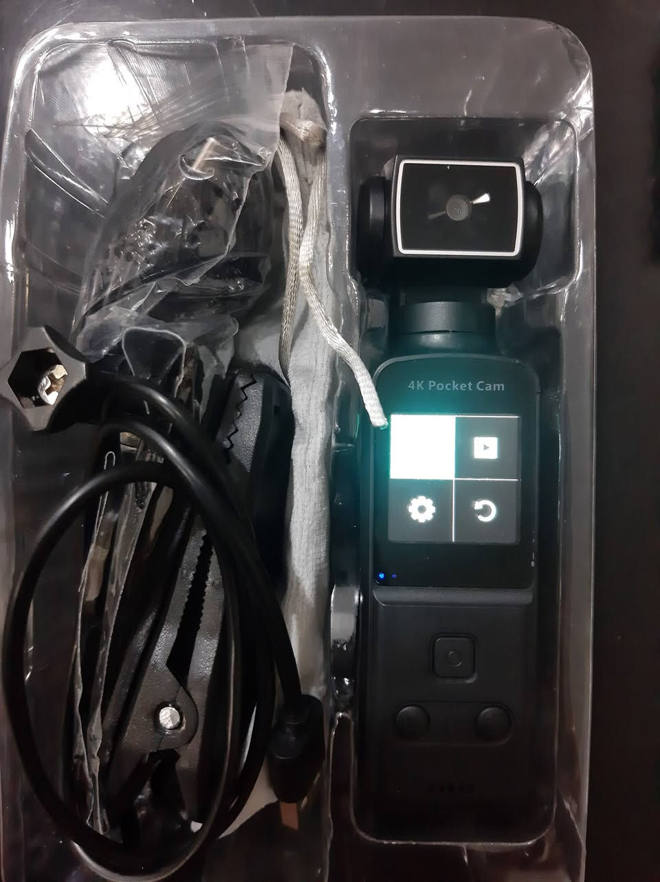 السلام عليكم
كاميرا بهذا الشكل للامانة اجتي شاشتها ما تشتغل فتحتها و لكيت الشريط مال شاشة ما كاعد عدل و صلحتها 
حاليا شغالة ١٠٠% شرط الفحص 
جاي تنباع ب٥٠ اني ابيع ب٣٠ وبالعافية


**إذا كنت صاحب هذا الإعلان وتريد حذفه لأي سبب، رجاءا أرسل رسالة إلى الدعم الفني**