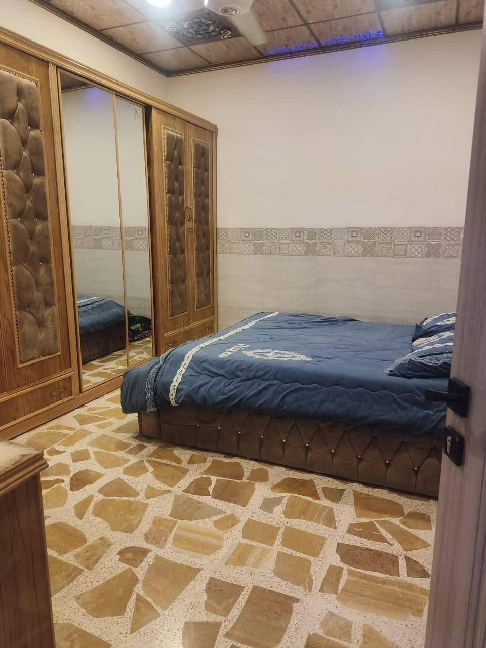 السلام عليكم بيت للبيع جانب الايسر حي دوميز مزرعة الدباغ مساحة 150 طابقين الاول غرفتين نوم  مطبخ واستقبال وهول وصحيات الثاني 4 غرف نوم واستقبال وهول وصحيات بناء حديث 2020 كامل ماناقصو شي الطابقين السعر مع صاحب البيت / ***********
