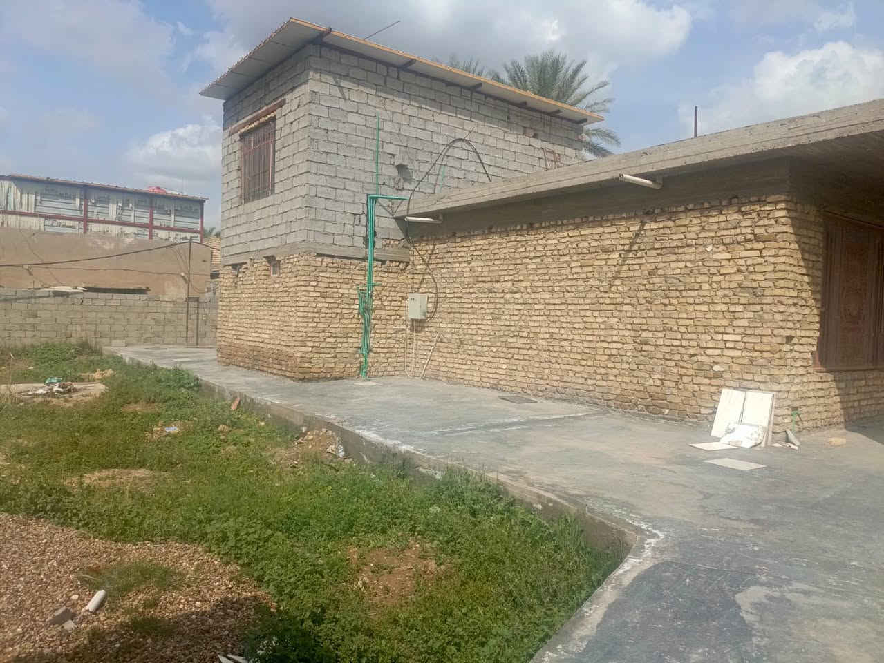 السلام عليكم دار للبيع المساحه الكليه 700 متر مساحة البناء ٢٠٠ متر في التاجي قرية البطه سند الأرض طابو صرف زراعي للاستفسار الاتصال على الرقم التالي ***********//***********
