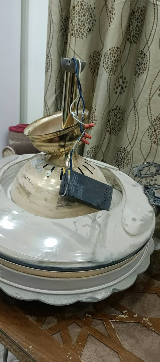 مراوح عدد اربعه لبيع سعر المروحه ب١٠٠ للستفسار وات ساب ***********
