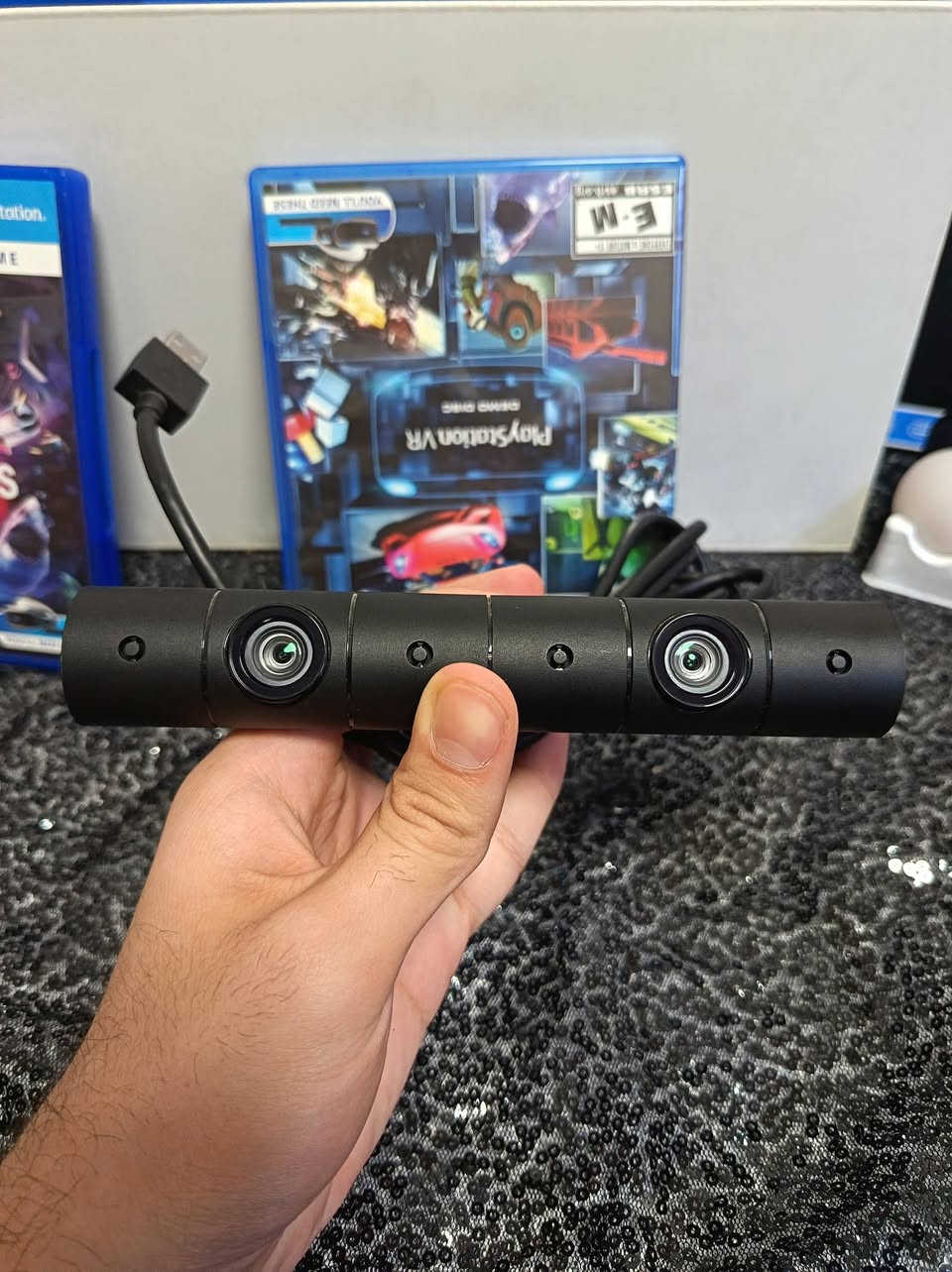 السلام عليكم 
عندي مناظر VR  مال بلي4 
مستعمل نظيف بعده بل باكيت
وياها يدات ثنين و كامرة و أقراص ثنين
كل شيء كامل بيها وايرات ما وايرات 
السعر 280 ألف 
مكاني بغداد 
*********** 
واتساب
