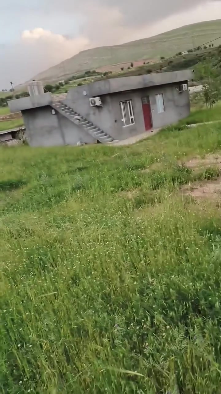 🏡 **فرصة استثمارية مميزة للبيع** 🏡
📍 **الموقع:** إطلالة مباشرة على الشارع العام (موقع حيوي واجهة 50 متر).
📐 **المساحة:** دونم وربع تقريباً (سند عقد).
🌳 **تفاصيل المزرعة:**
 * 💧 بئر ماء خاص + مضخة.
 * 🌿 شبكة بواري متكاملة لتأسيس السقي.
 * 🍇 مزروعة بأشجار مثمرة (توت/توكي ونباتات موسمية).
🏠 **تفاصيل البيت:**
 * 📐 مساحة البناء: 120 متر مربع.
 * ❄️ مجهز بسبالت عدد (2).
 * ☀️ منظومة كاميرات مراقبة تعمل بالطاقة الشمسية.
🎯 **المميزات:** الواجهة الكبيرة تجعل الموقع مثالياً لمشروع تجاري (مطعم، بنزين خانة، أو استراحة).
💰 **السعر:** 70 مليون دينار عراقي.
📞 **للتواصل والاستفسار:** ***********
