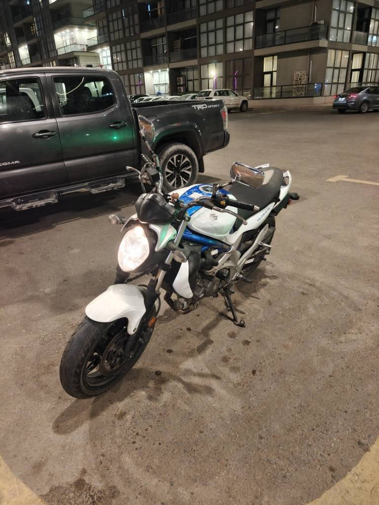 للبيع
دراجة سوزوكي sfv650 كلاديوس

موديل 2009
محرك 650 على شكل V بستمين
ماشيه 24 الف كيلو وارد يابان
مرقمة تجويل ثاني يوم
عليها ادامة وصيانه كامله من بلكات وتنضيف نوزلات وتبديل  فيتبم وتنضيف تانكي وفلتر شوته ودهن موتول وفلتر دهن k&n

الدراجه اسوقها مره او مرتين بالاسبوع
نضيفة جداً ما عدا رصعه بالتانكي صغيرونه وممبينه واضحة 
بالفديو

وياها سويجات ثنين وجنطة خلفية مع سيبايه وسيتين كلتچات احتياط والصالنصه البلاديه، وصالنصه رياضيه و وفيتبمات ثنين احتياط اذا فكرت تفول فديوم من الشارع

الدراجة قويه وتورك عالي مشابه للدوكاتي مونستر

السعر 5,800,000 دينار عراقي

بيها مجال بسيط جدا
الدبدوب الي بالسويج مو ويه الدراجة

اذا كنت جاد بالشراء ارجو الاتصال على الرقم
اذا جاد بالشراء ومعاجبك السعر خابرني وانطيني سعرك واذا جان منطقي مانختلف انشالله
***********
مكاني بغداد بغداد, العراق
