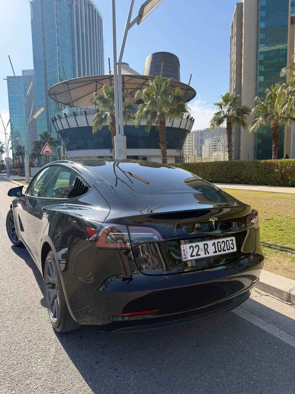 � للبيع بدون مراوس – Tesla Model 3 موديل 2023 ⚡
فول مواصفات | موتر واحد | استخدام شخصي

▫️ الموديل: Tesla Model 3 – 2023
▫️ الفئة: Standard / موتر واحد
▫️ اللون: أسود
▫️ رقم السيارة: أربيل
▫️ الممشى: 33,000 كم

▫️ الحالة العامة: نظيفة جداً
▫️ الضرر: جام لغ خلفي أيمن + باب خلفي أيمن فقط
حادث سطحي صور لحادث مرفقه 
❌ بدون شاصي
✔️ فقط ايرباك تكمه لباقي كله سليم 

⚡ مواصفات تسلا المتوفرة بهاي الفئة:
✅ شاشة لمس كبيرة 15 إنج
✅ نظام ملاحة GPS
✅ أوتو بايلوت (قيادة ذاتية جزئية)
✅ رادار وكاميرات محيطية 360°
✅ نظام تحذير الاصطدام
✅ نظام المحافظة على المسار
✅ كبح تلقائي للطوارئ
✅ تحكم كهربائي كامل
✅ دخول وتشغيل بدون مفتاح (Keyless)
✅ تحكم كامل بالسيارة عن بُعد عبر تطبيق Tesla
✅ تحديثات سوفتوير مستمرة (OTA)
✅ تسارع قوي وقيادة سلسة
✅ صرفية طاقة اقتصادية جداً

🌐 السيارة أونلاين
بيها اشتراك إنترنت فعال لمدة شهرين

🛞 تايرات جديدة
🔇 مغلفة إسفنج عازل ضجيج للشارع

🔌 ملحقات السيارة:
✔️ شاحن تسلا أصلي
✔️ أدابتر إضافي

📍 السيارة متواجدة في أربيل
سعر 169$ 
📞 لأي استفسار:
***********
📲 واتساب & اتصال
