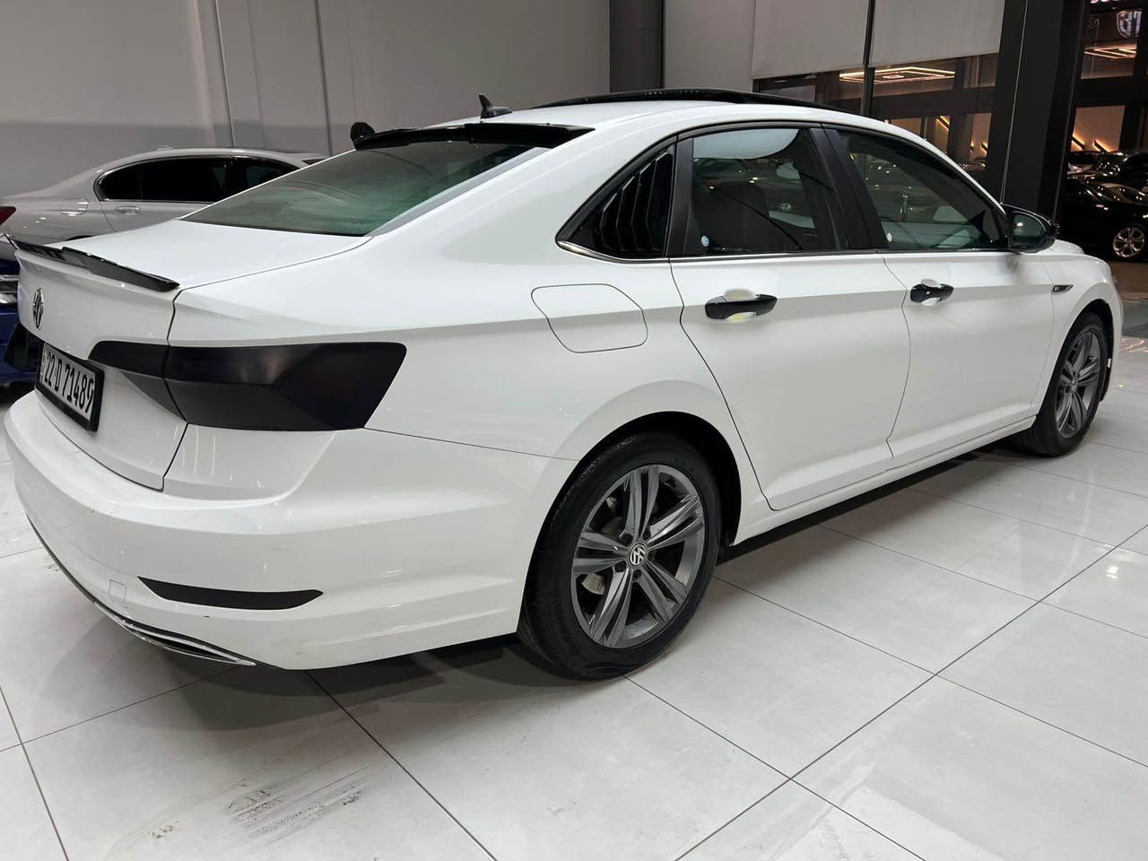 Jeta 2020
جيتا ٢٠٢٠ 
مواسةفات
R line 
هةر چوار كوشين هيتةر 
سوكانيش هيتةر
پانوراما 
بةسمة 
شغال 
هةموو شتي بيلادية بةشةرت 
چوار مود (كوستم-سپورت-ئيكو-عادي)
ليد كامل 
لايت زينون 
بريك بةسمة 
خةتي جادة 
رادار پيش و پشت و تةنيشت 
ئوتو ستوپ 
تعديل سورعة 
رةنگي سپي 
پشت و پيش كةپس 
گير و مةكينة بةشةرت 
بي تةقة و رةقة 
بةردي گزوز بةشةرت 
بةناو كردن بةشةرت 
سةيارةكة تةنها دوو دةرگاي بيلادي گوراية
ژوري ناو دةرگاي سةيارةكةي گرتية 

نرخي 158

(گورينةوةش دةكةم لةگةل سةيارةك بةدلم بيت   )
***********
ژمارة موبايل أربيل, العراق
