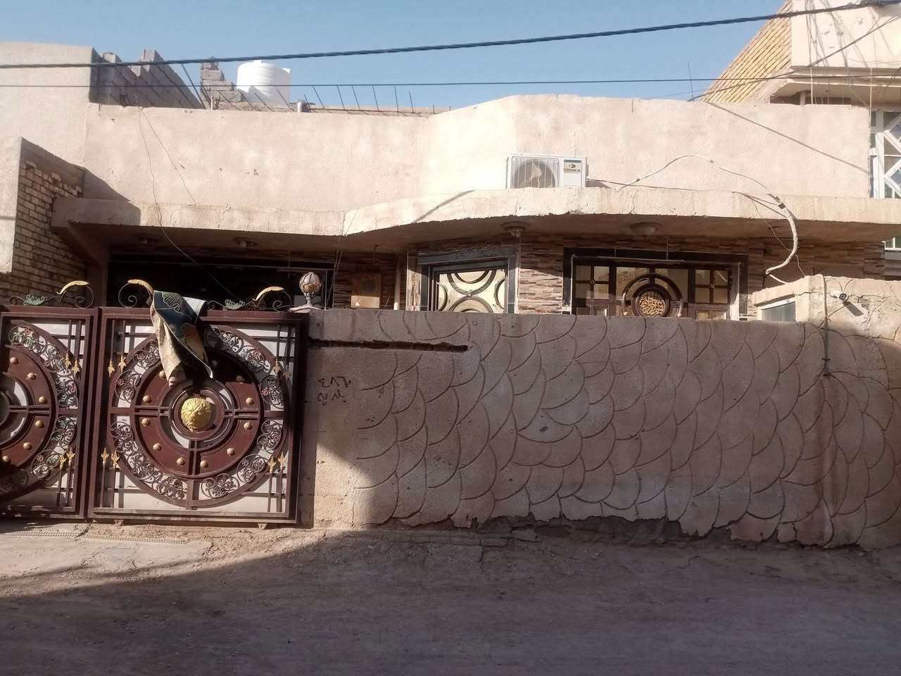 السلام عليكم بيت بحي الحكيم بنزله حلاقه الباشا البيت مكون من ثلاث غرف وصالة وستقبال ومطبخ وصاله وصحيات داخليه وخارجيه البيت طابقين غرفه فوك مع الصحيات بعد عن الشارع 10 امتار السعر 75 وبي مجال لاستفسار ‏‪***********‬‏
