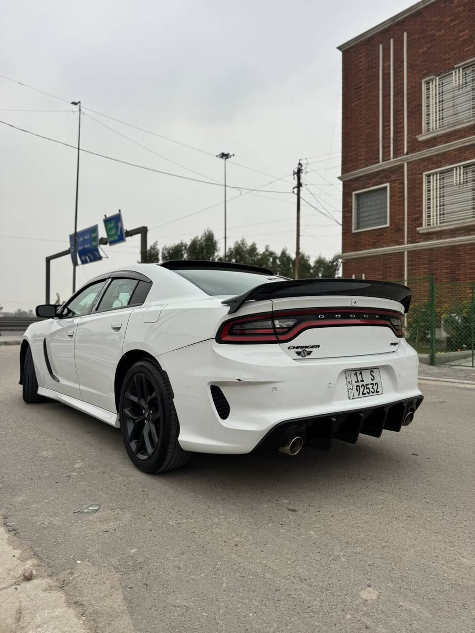 السلام عليكم 
جارجر 2019 sxt اصل 
حادث فقط بنيد صبغ واني محدث البنيد والدعاميات 
السيارة جديدة بمعنى الكلمة 
ماشية 80 الف 
كير مكينة تبريد حدادية خير من الله تجي وتشوف بعينك 
مكينة مفتوحة مبدل بيهة زنجيل 
السيارة مصروف عليهة حتى الغرفة مدوشمة فوك البلادي 
مكينة 3600    V6 
رقم بغداد الانكليزي بأسمي 
مكاني بغداد حي العدل الكرخ 
السعر 200 وبيهة مجال 
***********
