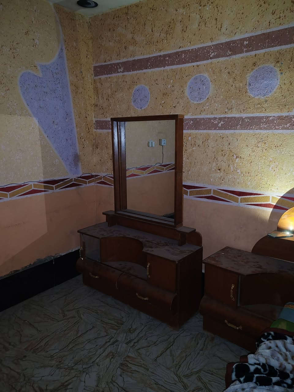 عندي جرباية صوميا + فراش وميز تواليت للبيع السعر 125 الف
***********
