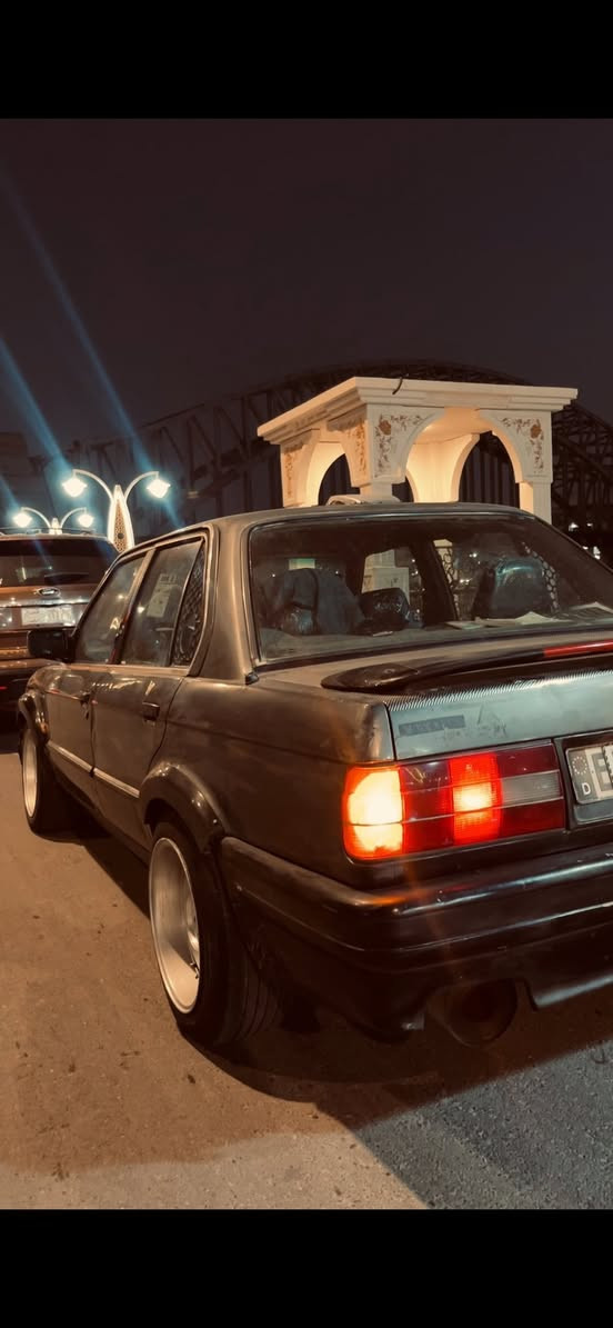 السلام عليكم 
BMW E30 
زعره للبيع السياره نظافتها كدامكم عوزها ترتيب بسيط السياره كامله ما نقصها شي ملاحظات بسيطه محركها 25 مفتوح كشنات دوشمه جديد جام كهربائي كير ومحرك وتحويل بشرط كير اوتوماتيك راعيها بغداد سعر السياره 38 وبيها مجال السياره شلعه ومعدل وبيها نظام كزوز على ريموت مكاني ناصريه مركز موجود ماسنجر واتساب تتصل وبالخدمه 
***********
