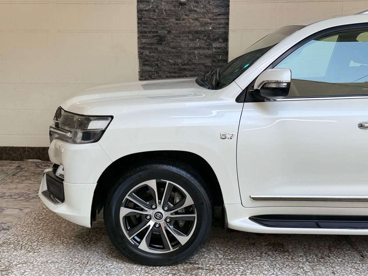 اللهم الصلاه على محمد وآل محمد 
البيع 
لاندكروز  VXS 
موديلها ٢٠٢٠ وعلى ايدي من الشركه والي هسه اخذته زيرو 
ماشيه حالياً  ( 60 ) الف حقيقي وعلى فحص
بعده اليلون بل سبعه راكب ما مفتوح   سياره على وضع الشركه برغي ما مفتوح وبيهه 
السياره كفاله عامه من ضربه وصبغ وبارد والفتح لوك السياره 
مواصفات vxs    
محرك 5700 اعلى فئه بل لاندكروزر مواصفات لكزز
رادار امامي وخلفي تحديد مسار نقط عمياه جكات تصعد وتنزل
داخل قرميدي كشنات حار بارد وخلفي كهرباء
3 شاشات تطبيق سماعات JPL اثنين 
البصمه الثانيه ما مستعمله ما مفتوحه اصلاً 
العده مالته كله ما مفتوح واسبير ما نازل والهوك قبل شكم يوم شديته بعده تاير الشركه بيهه 
مكاني بغداد
والرقم بغداد الدوالي الجديد رقم 11 انكليزي وسنويه 2031 تنتهي

‭٠٧٧٣ ٦٦٥ ١٧١٢ Colombo, Sri Lanka
