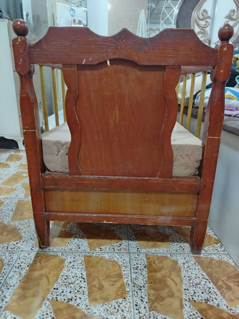 للبيع سرير أطفال احطاطه شغل مال اول
طول ١٢٢ عرض٦٣ ارتفع ٦٧ السعر مع الدوشك #٧٠الف مجال لشراي  الرمادي حي البكر ***********
