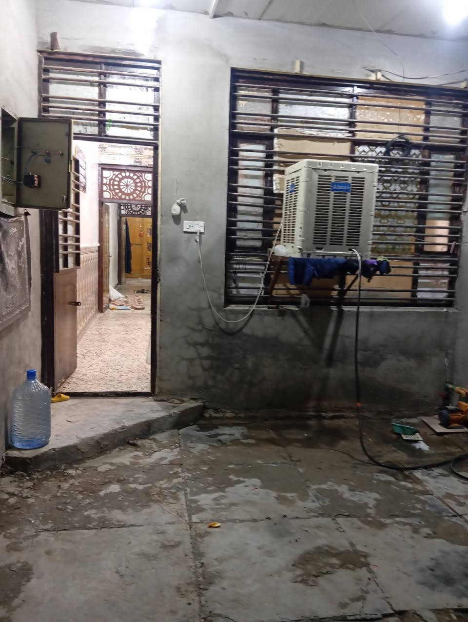 السلام عليكم بيت ١٠٠ م للبيع مي مجاري كهرباء نت ..عالي عن الشارع المشتل قرب التجاره التومينيه .سندويج البيت تجاوز بي ورقه من الامانه السعر ٢٧ بي مجال قليل .. للتواصل فقط الاتصال ع الرقم ***********.ابو جنات
