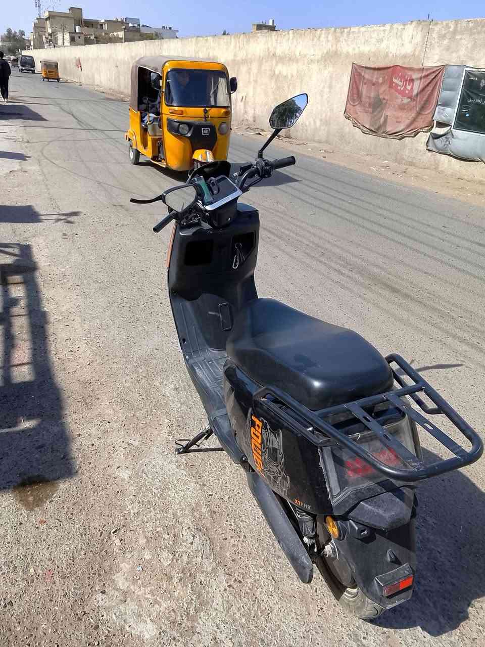 السلام عليكم دراجة شحن للبيع
بغداد 
التفاصيل ......
5 بطاريات 
3سرعات 
بصمه وسويج 
تشغيل عن بعد 
جهاز انذار 🔊
قفل سرعة 
سرعتها 50
تمشي 40 كيلو الشحنه الواحده 
اي نقص مابيها وسعرها مناسب 
للاستفسار ***********
موجود واتساب 💚
