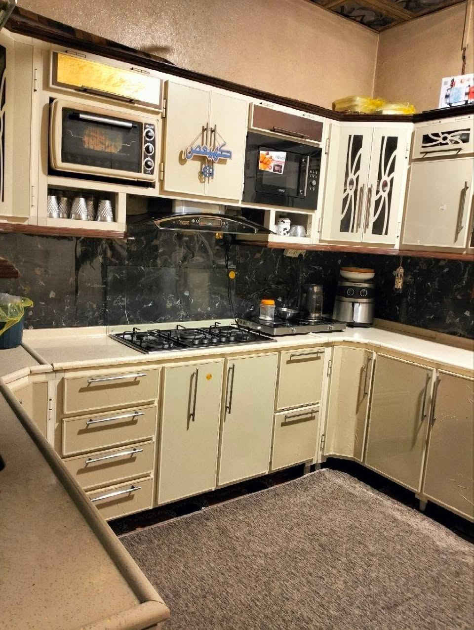 بيت طابقين للبيع بمنطقة دور الشرطة شارع القائد موقع البيت حلو ركن بفرع وسط فرعين معزول مساحة البيت 125 متر مع ترك(مشاي) جنب البيت يتكون من مطبخ و استقبال و 4 غرف نوم و حمامين و تواليت خارجي مع 4 سبالت و الكاونتر جديدة مع البيت عندك بس الطابق الثاني الصالة واكع منها الصب تحت التسليح من الرطوبة مقوينها بدعامات لليشتريها يكدر يشتغلها ما تطول و بسيطة للامانة 
نوع البيت رقم حكومي بيه معاملة كاملة بسم الشخص و4 سبالت 3 جوة و 1 فوك و كاونتر فره كاملة مصممينه ب3
سعر البيت 110 مليون و بيه مجال للشراي والجاد للتواصل واتساب *********** او خاص
