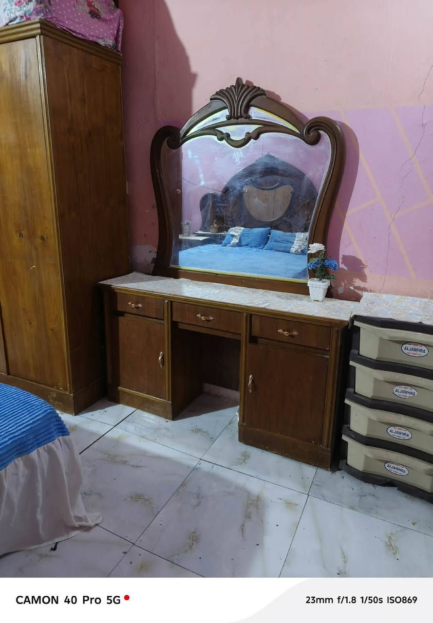 غرفة نوم للبيع سعر 500 مال محتاج وبيها مجال للشراي العنوان حي العسكري شارع الصدر الثالث مكلف بالنشر الاستفسار الرقم ***********
