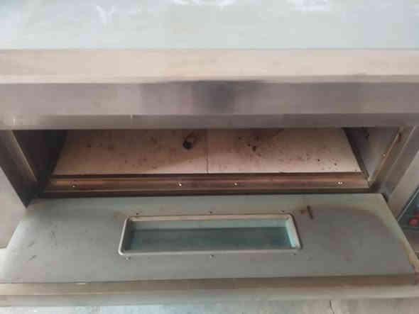 السلام عليكم 
غراض نظيفات جدا 

خلاط كيك

فرن طبقي خانه وحده نظيف جدا

***********
***********
