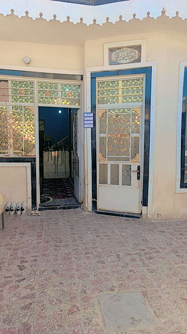 100 متر طابق واحد جميع الخدمات متوفره ماء كهرباء رصيف تبليط مجاري البناء بلوك سبع قصور اول فرع بعد السيطره 

***********
