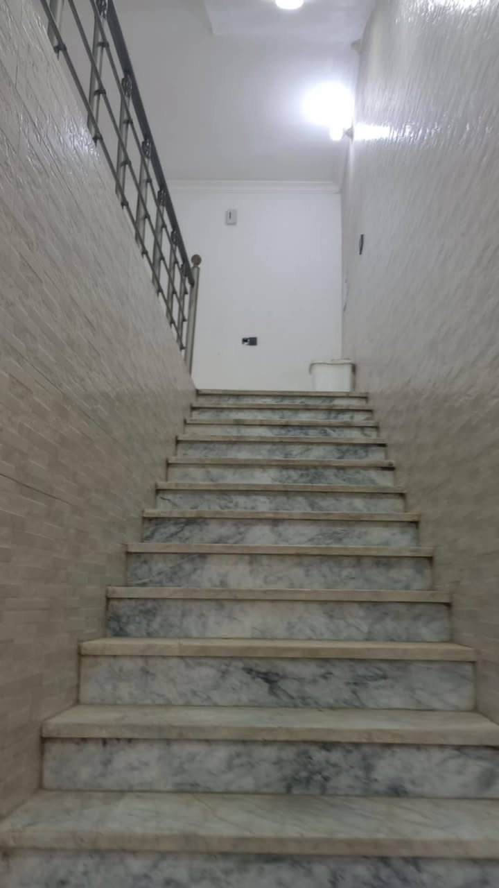 السلام عليكم شقق منفرده للايجار مجمع جنه السلام السكني الحولي أبو مهدي المهندس  غرفتين مطبخ صاله كبيره صطح ع شارع خدمات كامله مو فرعيه منطقه حدوء السعر ايجار 350 
اني صاحب مكتب ***********
