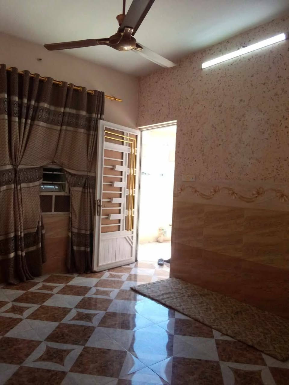 بيت للبيع سند طابو
بداية حي البتول نهاية حي الوحدة خلف المدرسة الصينية الجديدة منطقة هادئة جداً 

المساحة واقع الحال 110م والسند 100م

واجهة البيت عشرة في عشرة مربع

الطابق الأول استقبال+غرفة نوم +هول ودرايج دوار +مطبخ +مشتمل +ترك

+الارضية سيراميك +جدران +أبواب ابلاستك/ بدون سقوف ثانويه الطابقين

الطابق الثاني غرفتين نوم +هول +مطبخ +مشتمل +كذلك درايج دوار

/ينقص الطابق الثاني سيراميك للمطبخ والمشتملات والدرايج 

السعر 115مليون وبيه مجال 

التواصل مع مكتب الؤلؤة قرب القيس ماركت 

او التواصل معي على هذا الرقم ***********
