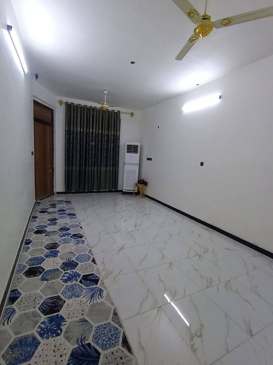 سلام عليكم
بيت للبيع مساحة 150متر واجهة 7.5 ونزال 20 طابقين بناء حديث  
طابق الاول=استقبال+مطبخ حار+مطبخ بارد+ غرفة نوم+صحيات عدد2 +صالة
الطابق الثاني= ثلاث غرف نوم+صالة جبيرة تصلح تصير غرفة+ صحيات عدد 2 
طابق ثالث بيتونة+سطحين 
العنوان الدورة الثامة خلف مقر الحشد 
رقم ***********
