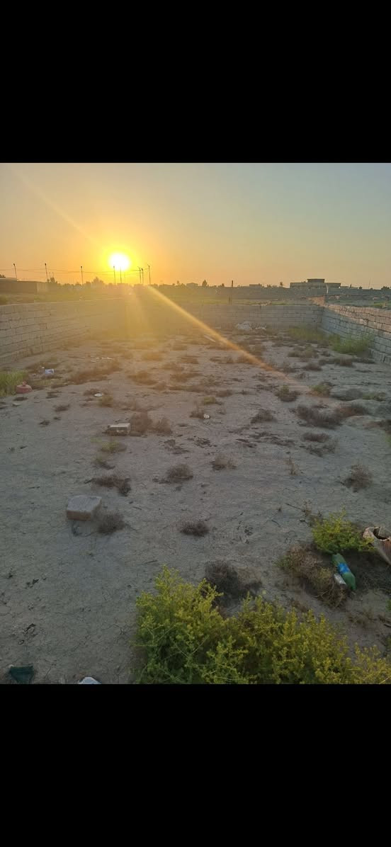 للبيع قطعة أرض زراعية مسيجة  منطقة ضمن مجمع الكرار السكني مساحة ٢٠٠ متر واجهة ١٠ متر 
موقعها في الديوانية بداية طريق الدغارة سايد الذهاب 
الخدمات متوفرة بالكامل
للتواصل ***********

